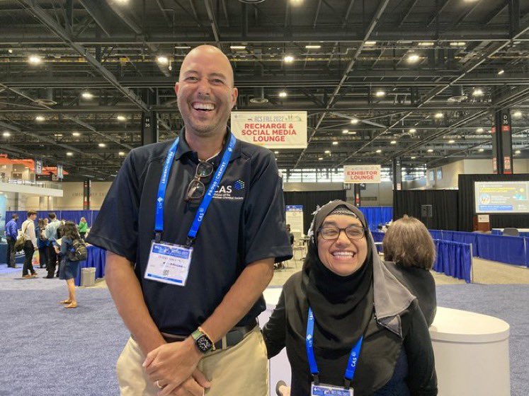 PeterCarltonFan's tweet photo. If you’re looking for @petercarlton at #ACSChicago #ACSFall2022 just look up ☝️#GiantAmongstMen #HowManyAutographsCanWeGet https://t.co/rwu9ZfOuc7