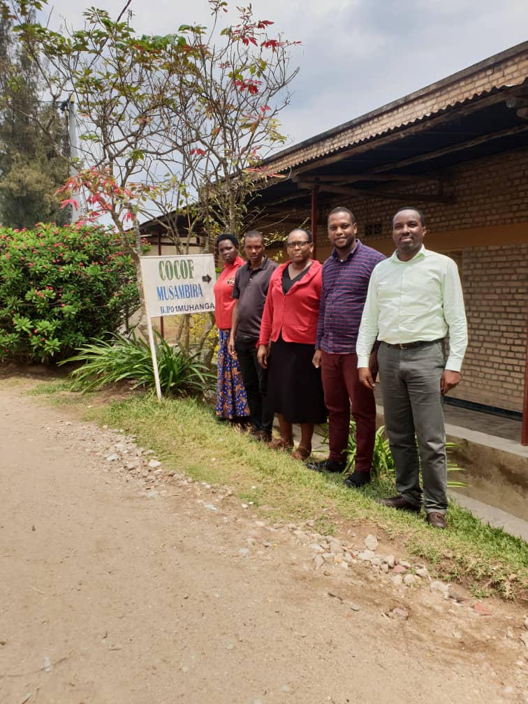RwandaAgriBoard's tweet photo. Uyu munsi, Umuyobozi Mukuru wa RAB, Dr @P_Karangwa yasuye Umuryango COCOF (Conseil Consultatif des Femmes) ukorera mu Karere ka @Kamonyi aho uhinga soya ukanayikoramo ibiribwa birimo tofu, amata n'ifu y'igikoma. https://t.co/F5Y8lU6bLX