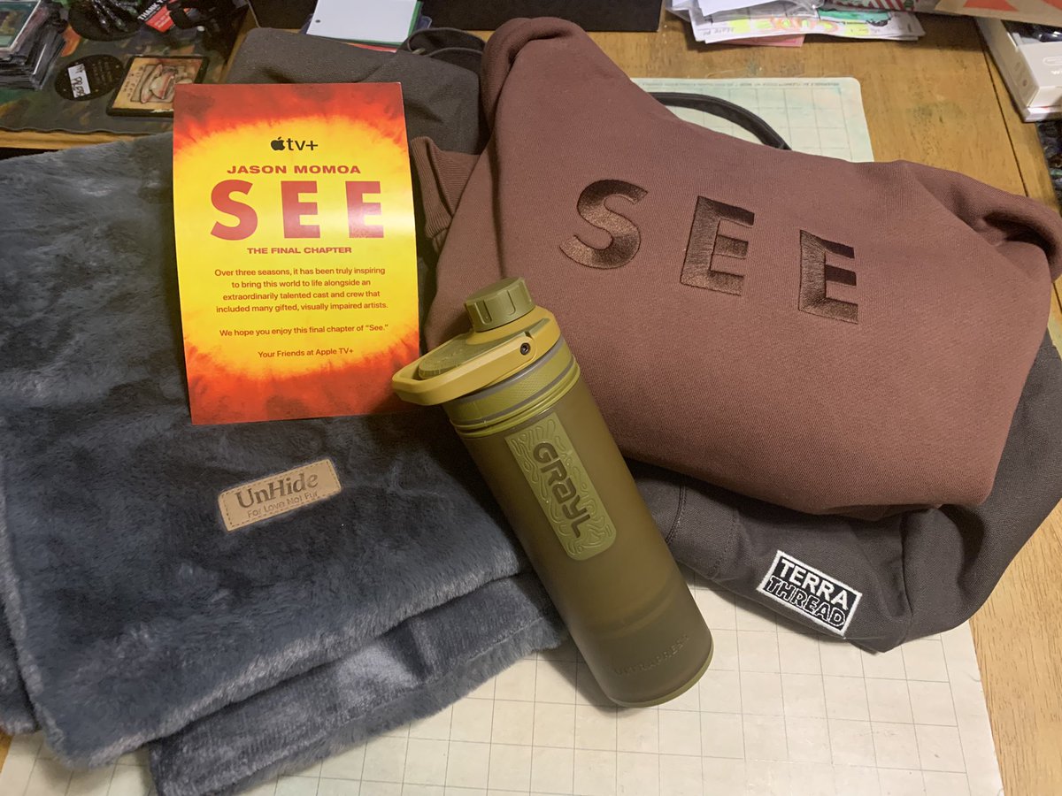 BNBartsy's tweet photo. Thank you @AppleTV for this great mailer recognizing the 3rd/final season (Aug 26) of @SEEofficial with #JasonMomoa (shoutout to some cool brands involved: @TheGrayl water bottle, #Unhide blanket, &amp; @TerraThread duffel bag). Loving the love for eco-friendly brands ♻️ #SEE https://t.co/6SqiMsloNw