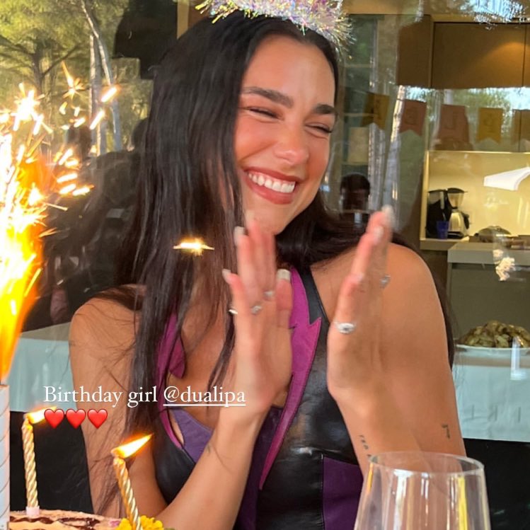 hourlyduarry's tweet photo. harry styles showed up today with a cake especially to celebrate dua lipa’s birthday, they are always matching 🥳 https://t.co/rxLl36xjg0