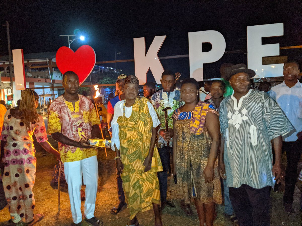 JVE_Int's tweet photo. La caravane de la retraite des flambeaux reçu avec bénédiction de la part du chef d'Adéta representé par son notable.
#FABC
#Adéta
#Ilovekpélé https://t.co/uUoDKesghH