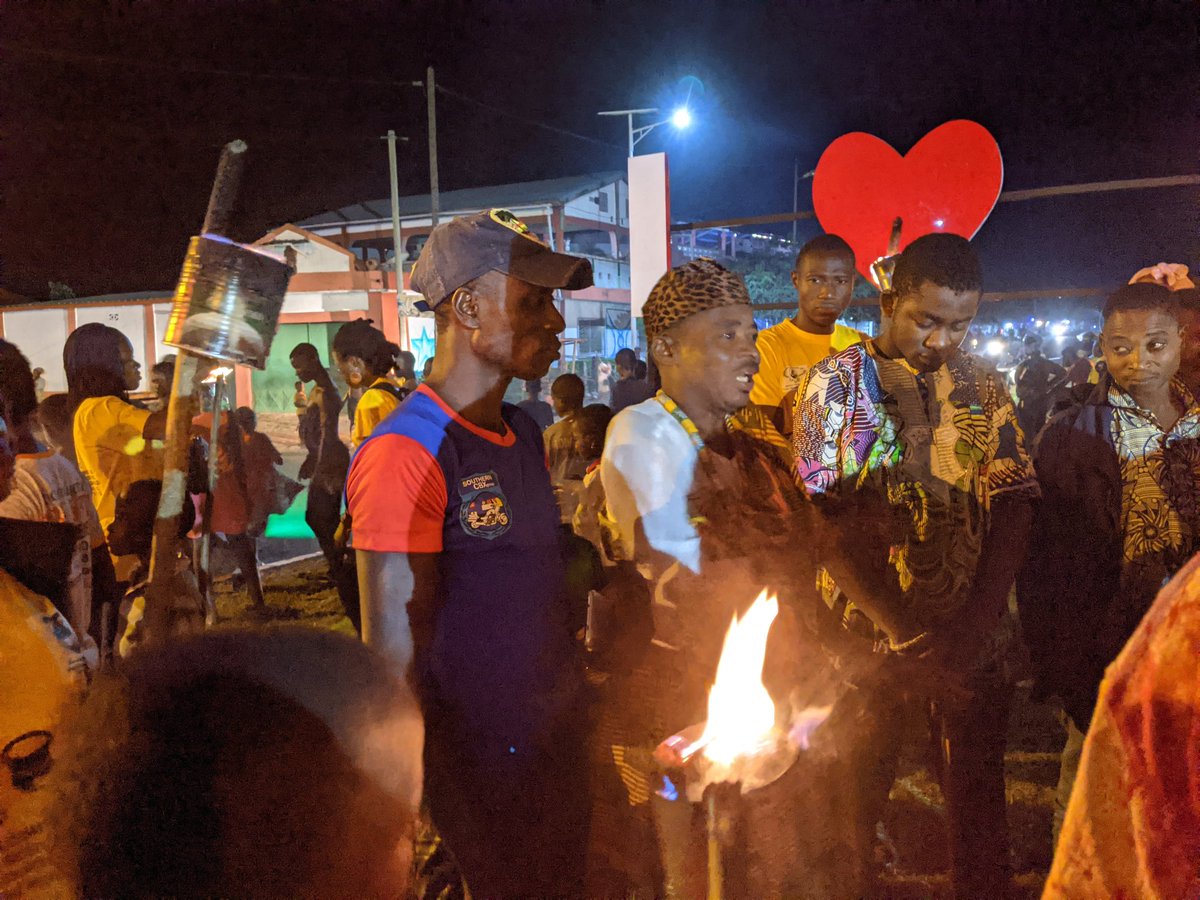 JVE_Int's tweet photo. La caravane de la retraite des flambeaux reçu avec bénédiction de la part du chef d'Adéta representé par son notable.
#FABC
#Adéta
#Ilovekpélé https://t.co/uUoDKesghH