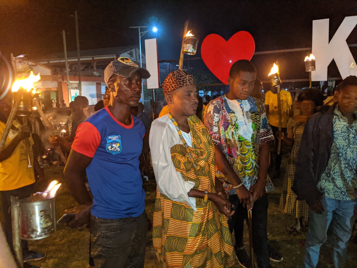 JVE_Int's tweet photo. La caravane de la retraite des flambeaux reçu avec bénédiction de la part du chef d'Adéta representé par son notable.
#FABC
#Adéta
#Ilovekpélé https://t.co/uUoDKesghH