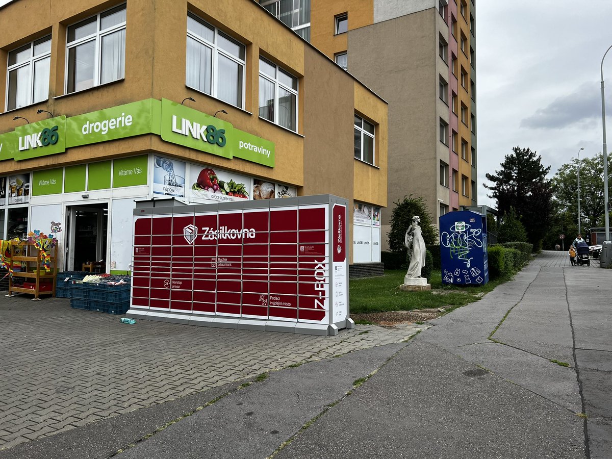michalkruska's tweet photo. @Zasilkovna si na web napise takovy ty klasicky pindy o udrzitelnosti, zero wastu a mysleni na budoucnost, ale verejnej prostor zasyfli bez mrknuti okem 🤦‍♂️ https://t.co/cKdSvmFRMV