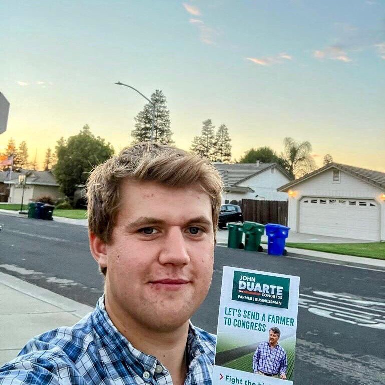 Duarte4Congress's tweet photo. Knocking doors in the Valley during the summer ain’t easy, but #TeamDuarte knows that campaigns are about connecting with our neighbors and talking about the issues that matter most.
#SendAFarmerToCongress #DuarteForCongress https://t.co/pcGTUll4dQ