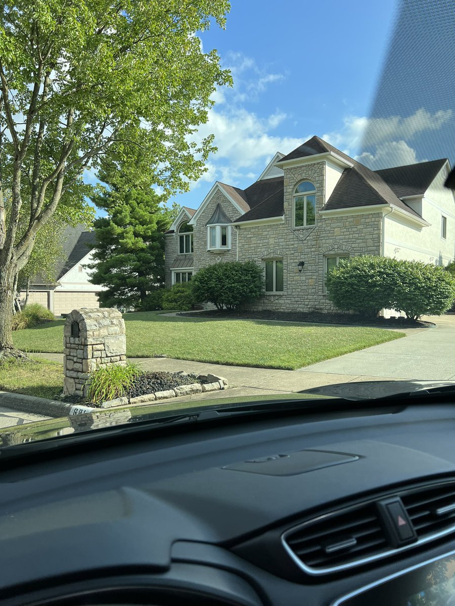 ItsPezzzy's tweet photo. Crazy how you can live in a house like this and not give a delivery driver a tip.
#tipyourdrivers #delivery https://t.co/wZPyyR9MXP