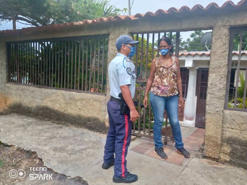 Efectivos de la #PolicíaComunal cumpliendo con la Agenda Concreta de Acciones #ACA visitaron al líder comunitario del sector Bachaquero de #Cartanal para conocer las incidencias de las últimas horas y seguir afianzando el binomio policía - comunidad.