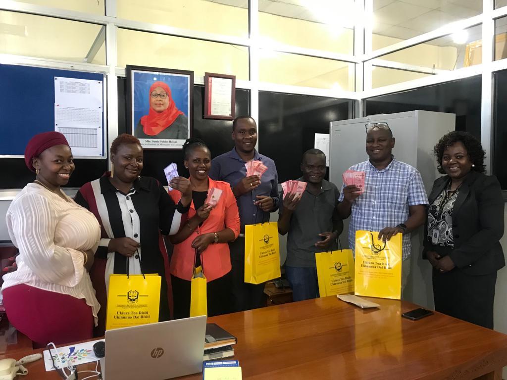 TRATanzania's tweet photo. #TEGETA Meneja wa Mamlaka ya Mapato Tanzania (TRA), Mkoa wa Kikodi wa Tegeta, Bi. Husna Nyange tarehe 22/08/2022 amekabidhi zawadi kwa washindi wa wiki 4 wa TZS 250,000 na mshindi mmoja wa TZS 1,000,000 wa bahati nasibu ya #DaiRisitiShindaPesa https://t.co/DmS9zyk3JK