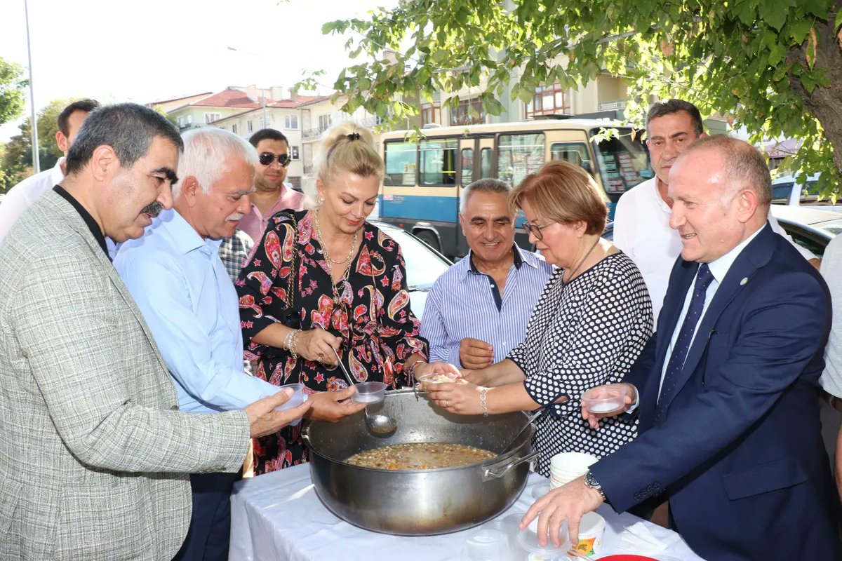 iyilikevim's tweet photo. Siyasi İşler Başkanımız sayın @KORAYAYDIN , Ankara İl başkanımız sayın Yetkin Öztürk ve Ankara Milletvekilimiz sayın İbrahim Halil ORAL ve İyi parti yönetimi ve Emek mahallesi sakinlerinin ve esnaflarının katılımı ile İyilik Evi Aşure programımızı gerçekleştirdik. https://t.co/TOPVCmCJcD