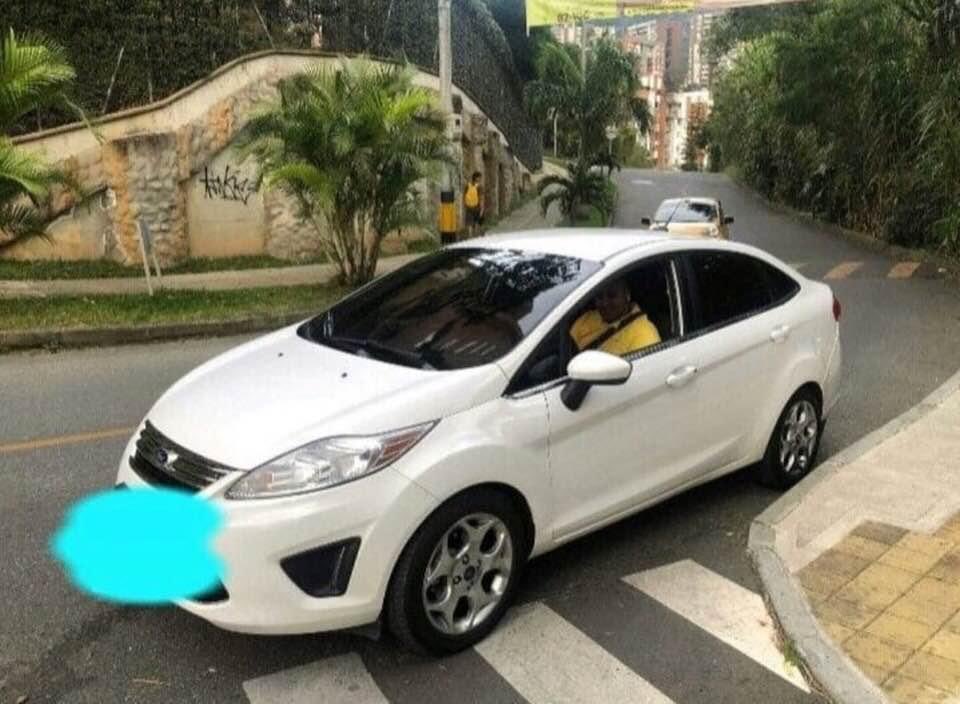 Le pedí un Uber a mi novia, y llegó el este güey en un Ford Fiesta blanco y un jersey amarillo, y ni madres que la dejé subir.