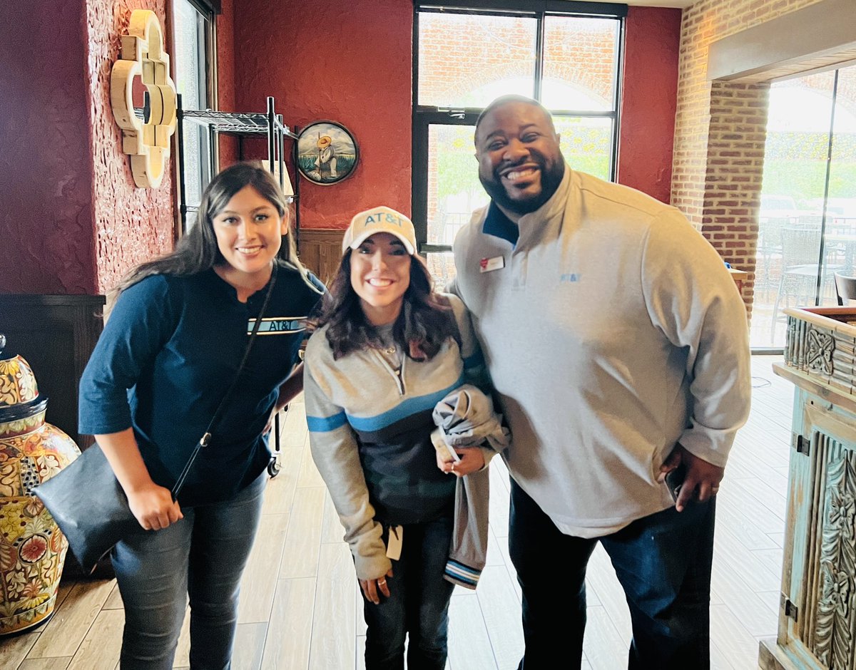 Veemann10's tweet photo. Had so much fun seeing my fav peeps at a long overdue celebration lunch for @NTX_Hendo flagship 🛳 status! @NTXJess #LifeAtATT #OGfriends! https://t.co/d14o7Oeg8o