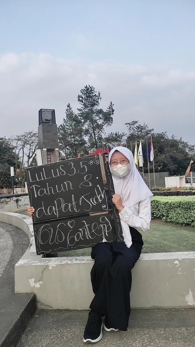 lyaaPark_'s tweet photo. Harapan setelah lulus kuliah :
• ndang cepet lulus tepat waktu
• IPK MIN. 3,70
• DAPAT JODOH GANTENG 💖
#UniversitasNegeriMalang
#PKKMBUM2022 #mahasantuy #laskardewantaramuda   #AbhiprayaAbhyaktaJagaddhita #Day5pkkmbum2022 https://t.co/QwAkrRk5Tz