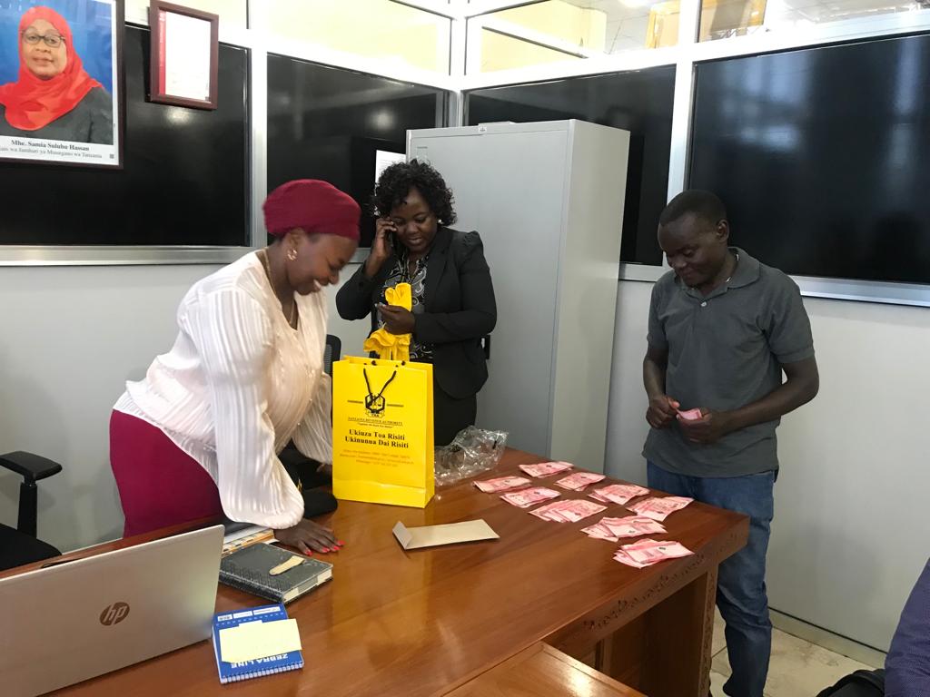 TRATanzania's tweet photo. #TEGETA Meneja wa Mamlaka ya Mapato Tanzania (TRA), Mkoa wa Kikodi wa Tegeta, Bi. Husna Nyange tarehe 22/08/2022 akimkabidhi zawadi ya fedha taslimu TZS 1,000,000 mshindi wa bahati nasibu ya #DaiRisitiShindaPesa Bw. Mussa Sinaponda. https://t.co/XPxB04hT8h