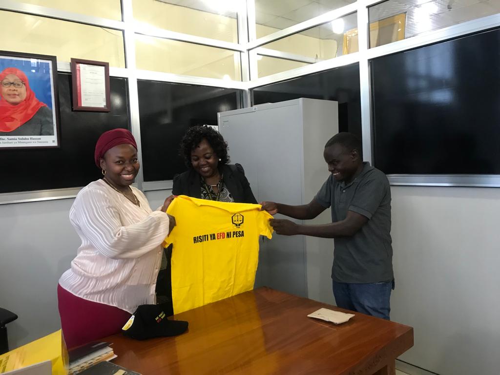 TRATanzania's tweet photo. #TEGETA Meneja wa Mamlaka ya Mapato Tanzania (TRA), Mkoa wa Kikodi wa Tegeta, Bi. Husna Nyange tarehe 22/08/2022 akimkabidhi zawadi ya fedha taslimu TZS 1,000,000 mshindi wa bahati nasibu ya #DaiRisitiShindaPesa Bw. Mussa Sinaponda. https://t.co/XPxB04hT8h