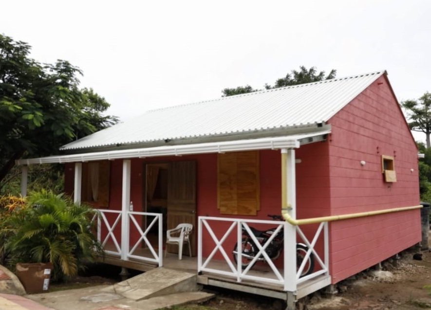 Conozco precios de materiales y mano de obra. Esta casa, que no necesita lote porque lo aporta el dueño, se hace con 60 millones y menos. Sumemos 30 de flete por la distancia=90 mlls.
Jamás 640 millones.
Duque: #ElGobiernoMásCorruptoDeLaHistoria