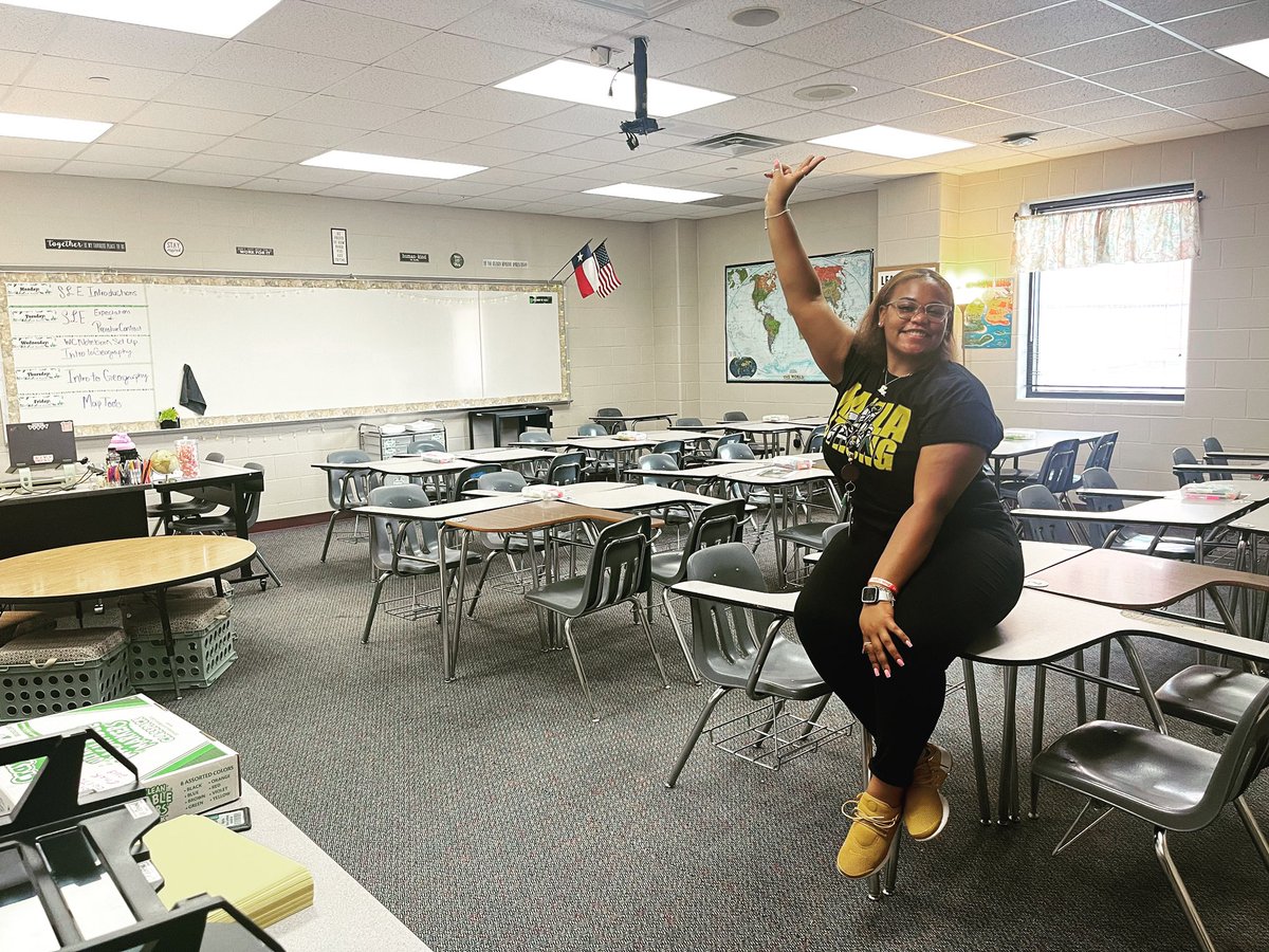 Hey, hey, hey, I made it through the first day!! So excited to meet all of my little explorers! Day one down, the rest of the school year to go!! 💚💛✨ #EveryKnightEveryDay
