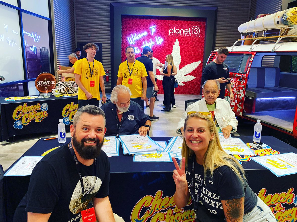 dudeitsice's tweet photo. The OGs! 💨✌🏼🤤 @cheechandchong @tommychong @CheechMarin @MoJoeRoberts #cheechanchong #daymade #vegas #lasvegas https://t.co/s3u6tpNASP