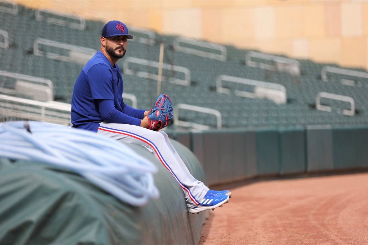 Un lanzador y sus mejores amigos: el guante y una pelota.

#PuroTejas | <a href="/MartinPerez54d/">Martin Perez</a>