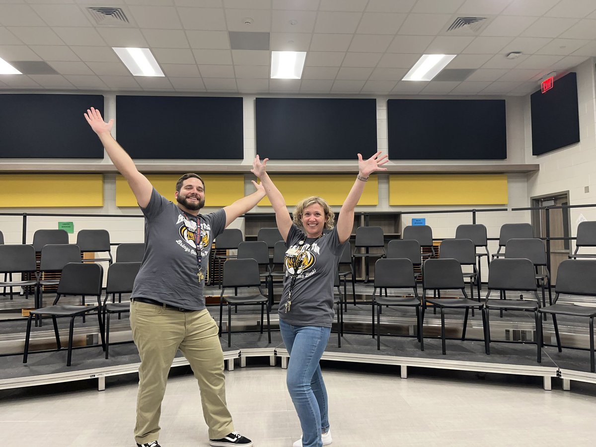 HamiltonMSChoir's tweet photo. Day one complete: ✅
We already ❤️ our students! It’s going to be a great year! #HamFamChoir @CFISD_FineArts @OHamiltonMS @SuptMarkHenry https://t.co/Y1FlIAQPw7