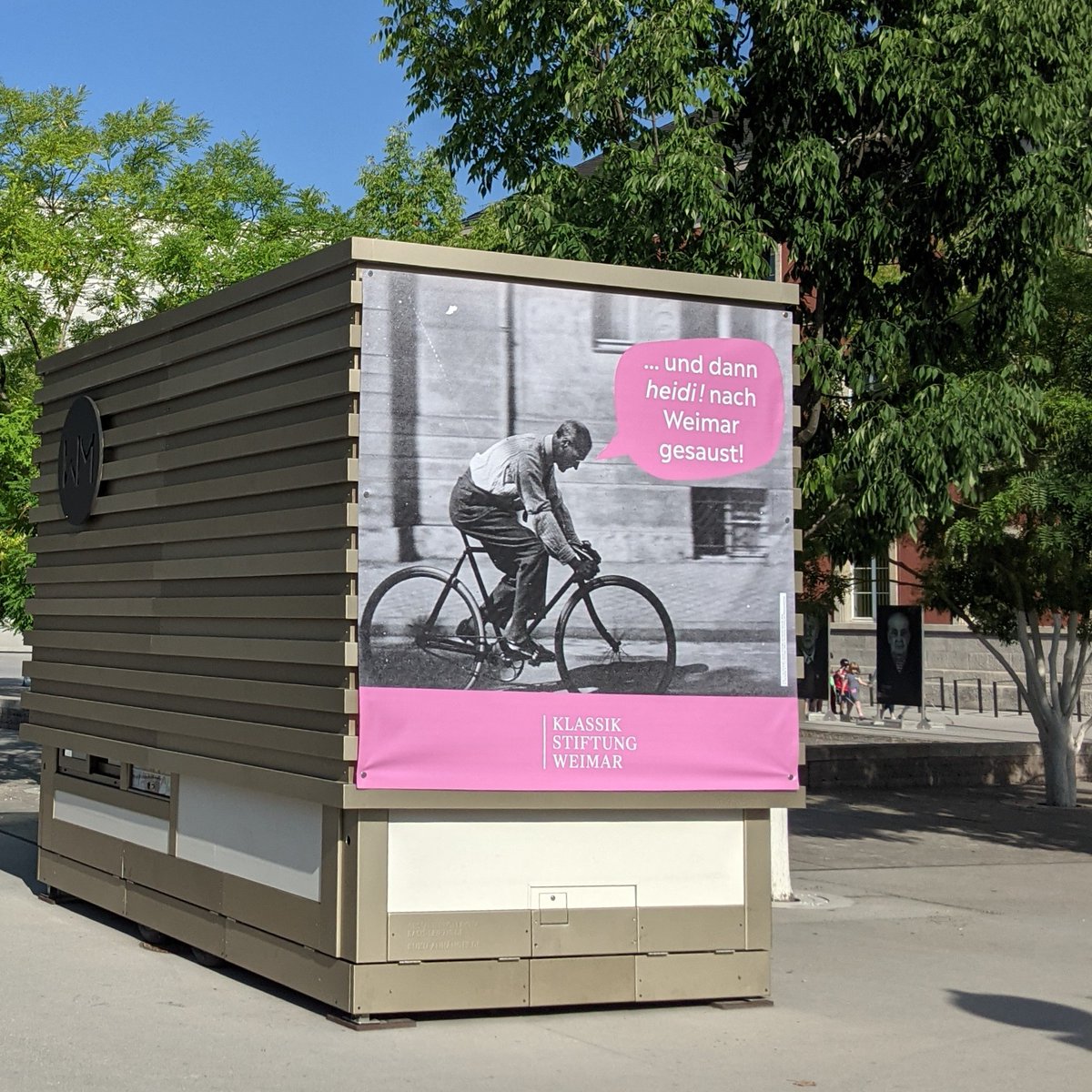 Männer-Elite, heidi! Bauhaus-Meister und Zweirad-Enthusiast Lyonel Feininger radelt bereits auf der Zielgeraden der #Deutschlandtour vor dem #Bauhaus-Museum in #Weimar. Prolog am 24. August, Start zur 1. Etappe am 25. August. Bekommt er das Rote Trikot?