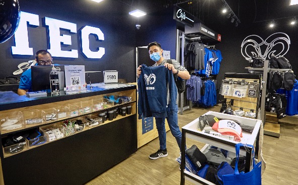 TECcampusQRO's tweet photo. ¡Nos vestimos de azul en el 4° aniversario de nuestra TecStore! 🧢💙
#TecStore #TecLife https://t.co/tGpZoUONUN
