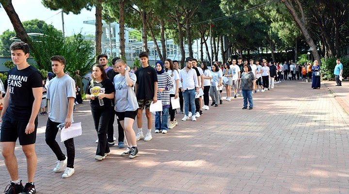 Üniversitelinin son sınavı barınma
Zorlu aşamalardan geçerek üniversite eğitimi almaya hak kazananların kayıt süreci bugün başladı. Şimdi önlerinde belki de en kritik aşama var: Barınma.

#AntalyaFarkında