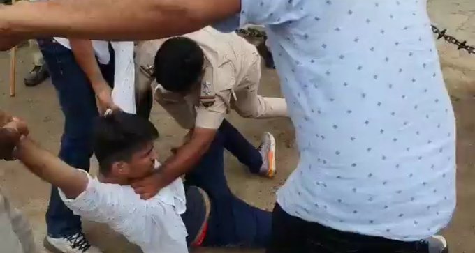 राजस्थान सरकार और छात्र संगठनों के इशारे पर पुलिस द्वारा आपके भाई के संघर्ष को कुचलने का प्रयास किया जा रहा है, वो आज आप सभी ने देखा है और इन पुलिस वालों पर कार्यवाही के बजाय निर्मल चौधरी को थाने में ले जाकर बंद कर रखा है।
1/2