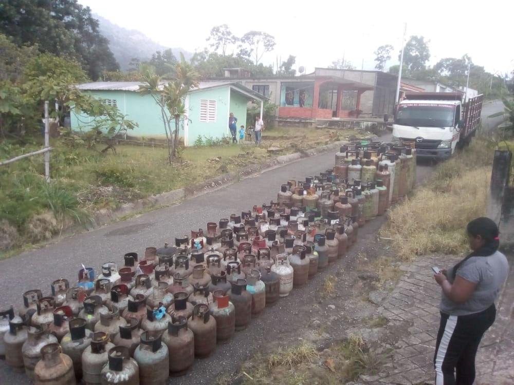 asiacontece's tweet photo. 1.144 familias de toda la comuna Ché Guevara, fueron atendidas con la recarga de Gas GLP, en Planta Muyapa de @NevadoGasMerida con el transporte de los camiones de la #Epsdc Nemecio Soto, llevando, llenando y entregando de inmediato. @JEHYSONGUZMAN @NicolasMaduro Nadie se Rinde https://t.co/485gJQA8z2