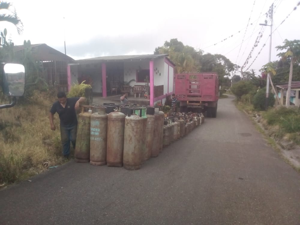 asiacontece's tweet photo. 1.144 familias de toda la comuna Ché Guevara, fueron atendidas con la recarga de Gas GLP, en Planta Muyapa de @NevadoGasMerida con el transporte de los camiones de la #Epsdc Nemecio Soto, llevando, llenando y entregando de inmediato. @JEHYSONGUZMAN @NicolasMaduro Nadie se Rinde https://t.co/485gJQA8z2