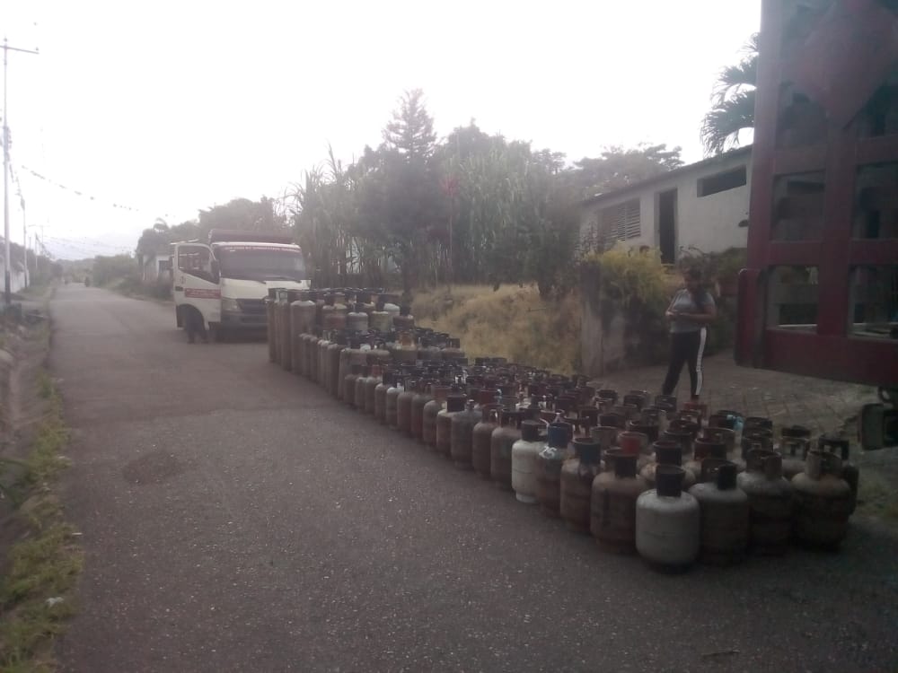 asiacontece's tweet photo. 1.144 familias de toda la comuna Ché Guevara, fueron atendidas con la recarga de Gas GLP, en Planta Muyapa de @NevadoGasMerida con el transporte de los camiones de la #Epsdc Nemecio Soto, llevando, llenando y entregando de inmediato. @JEHYSONGUZMAN @NicolasMaduro Nadie se Rinde https://t.co/485gJQA8z2