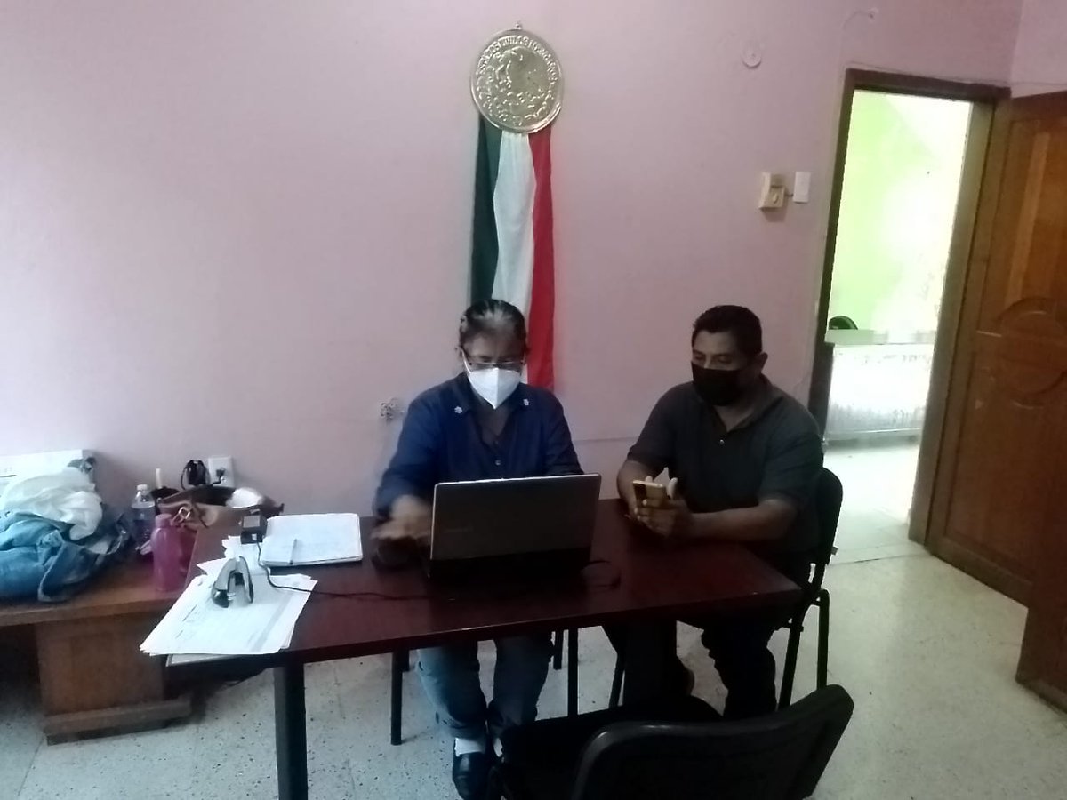 JtoledoLuis's tweet photo. Para cumplir los procesos de planeación de los municipios, el Módulo de #Coplade en Tehuantepec asesoró a autoridades de JALAPA DEL MARQUÉS y SAN FRANCISCO DEL MAR para registrar sus obras públicas 2022 en la plataforma de #SISPLADE, como lo ha indicado el Gdor. @alejandromurat. https://t.co/bxdTeyoqMy