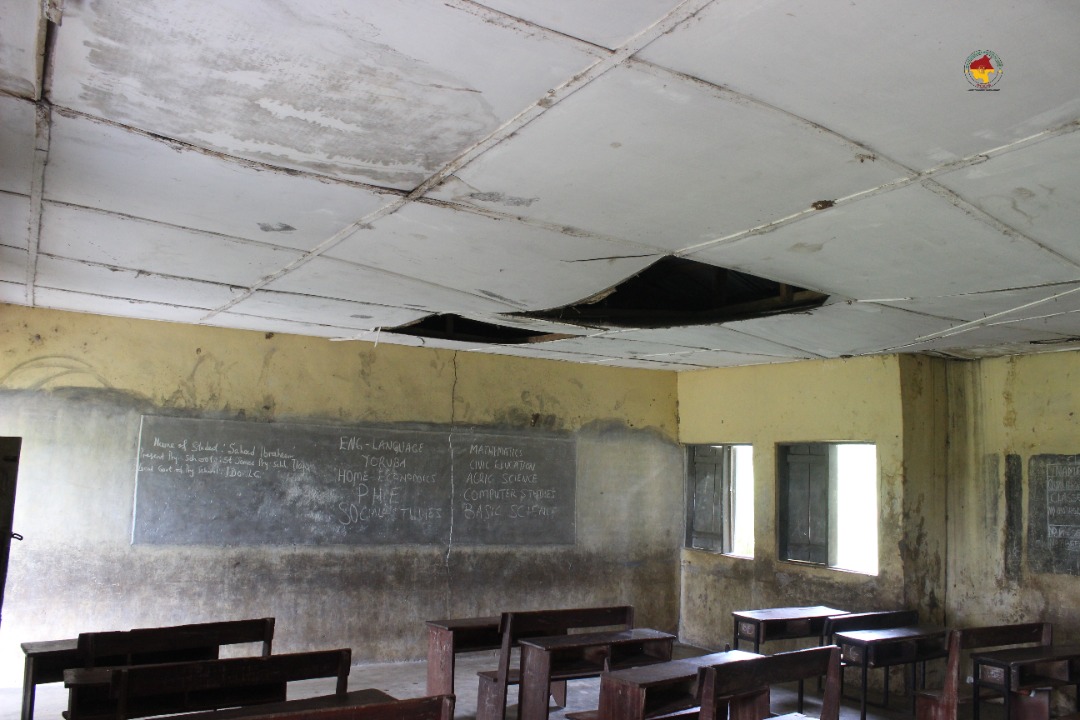 oyogowa's tweet photo. The Pathetic State of Ilaju Pry school, Ido

The fate of pupils at Ilaju Primary School, Ido LGA is crawling as the only public elementary school in the town is gradually falling off. Some of the old classrooms have collapsed while the remaining one is due for renovation. https://t.co/888bMZjklO