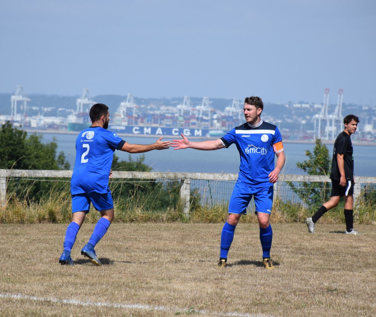 CSHonfleur's tweet photo. 🏆 𝗩𝗶𝗰𝘁𝗼𝗶𝗿𝗲 𝗱𝘂 𝗖𝗦𝗛 ce dimanche sur la pelouse de l'US Villerville (10-0).

⚽️ E.Lechevalier (x3), T.Martin (x2), R.Chalot, Q.Benaïchouche, F.Bouffenzer, M.Famette, E.Tombois

👌 Bravo à la team. Place au tour suivant !

#EnAvantToute 🔵⚪️ https://t.co/PpE4SwwalV