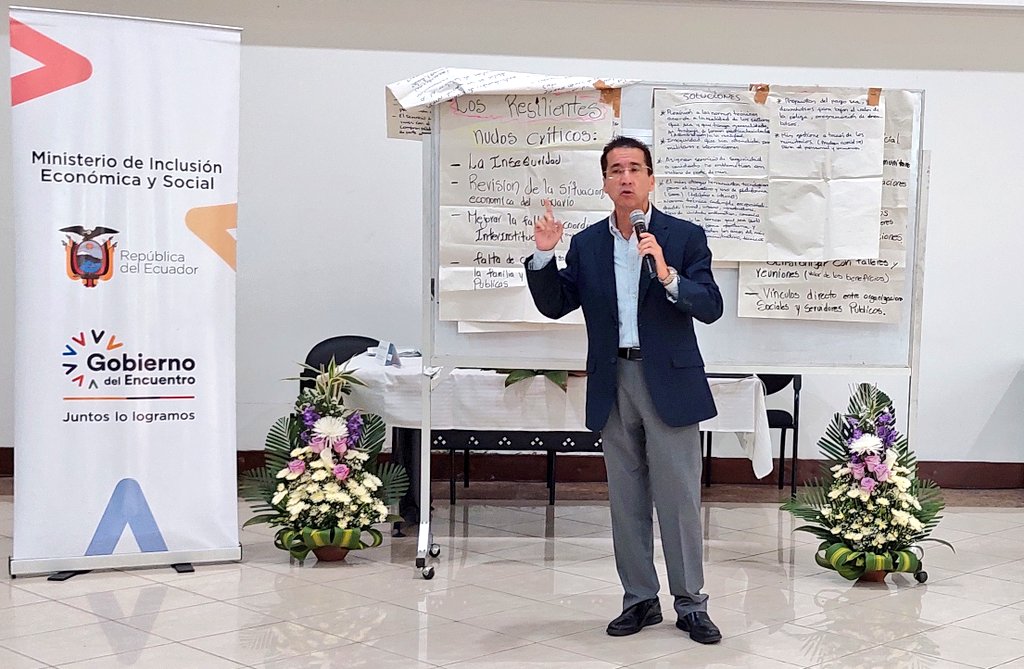 Zona8MTDH's tweet photo. Coordinador zonal @stivenmolinap durante jornada ratificó compromiso del Gobierno Nacional de seguir fortaleciendo la atención para población más vulnerable."Quienes estamos aquí somos los responsables de hacer llegar la solidaridad de nuestro Gobierno a la gente más necesitada". https://t.co/3zXlVo9atb