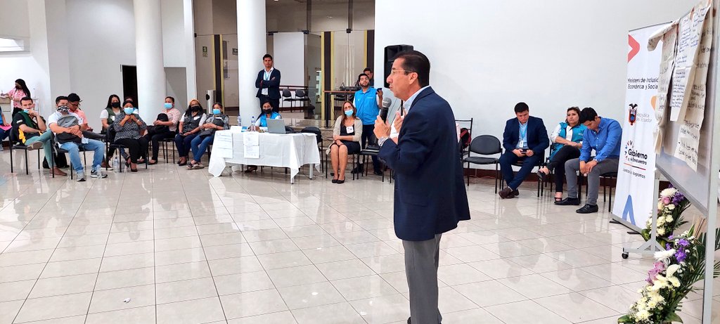 Zona8MTDH's tweet photo. Coordinador zonal @stivenmolinap durante jornada ratificó compromiso del Gobierno Nacional de seguir fortaleciendo la atención para población más vulnerable."Quienes estamos aquí somos los responsables de hacer llegar la solidaridad de nuestro Gobierno a la gente más necesitada". https://t.co/3zXlVo9atb