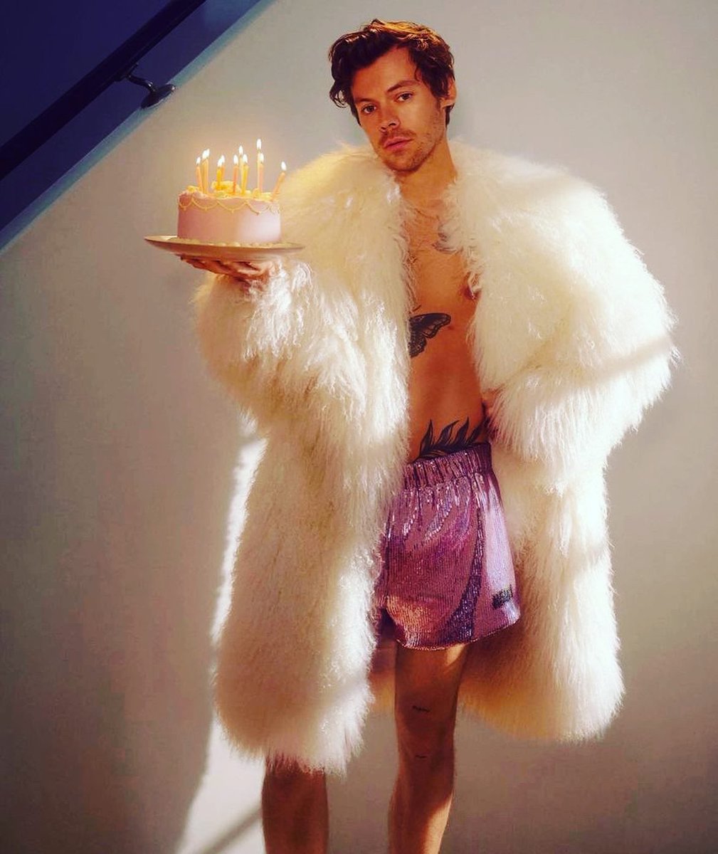 FandomChatter's tweet image. I love these photo from Harry’s Oct/Nov issue of @rollingstone 😍 I need this magazine! What’s everyone favourite photo? 

#harrystyles #rollingstones #magazine #cover #hslot #picture #picoftheday #pic #photography #photoshoot