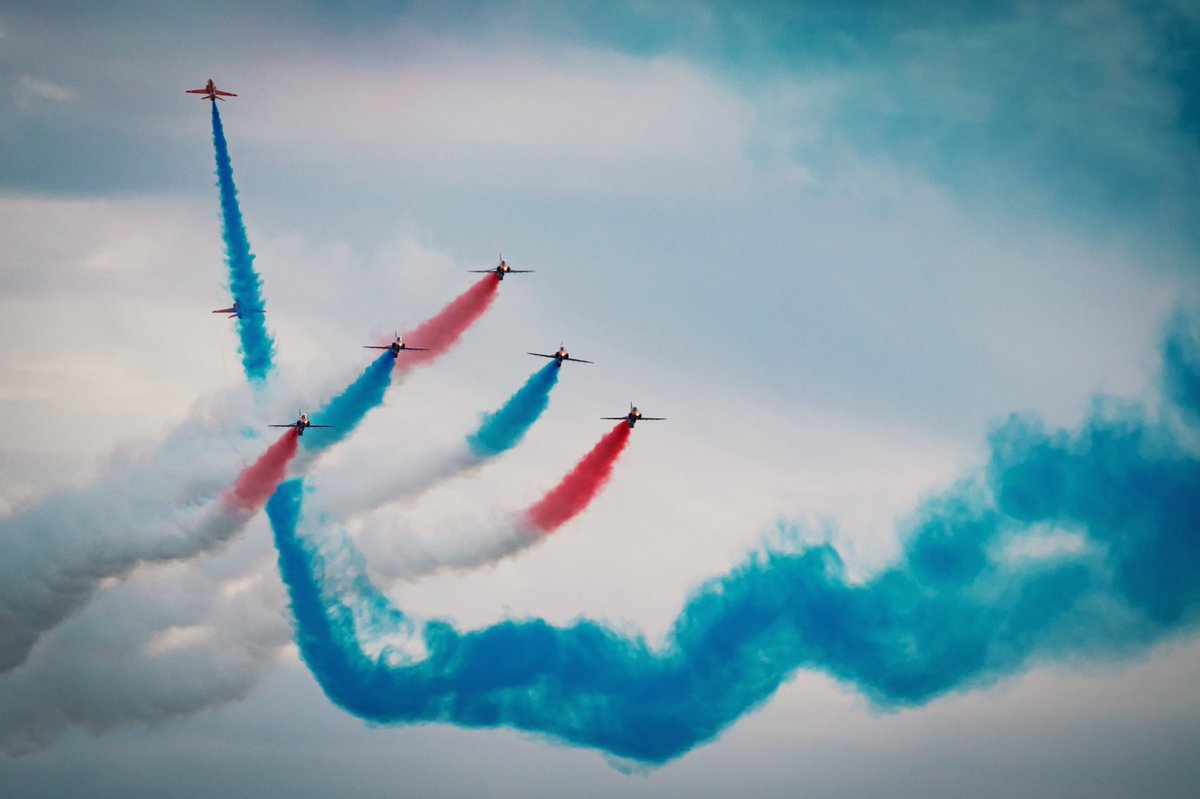 Alex_DD's tweet photo. The @rafredarrows performing the ‘double goose’ at @EB_Airshow #RedArrows https://t.co/Ows4kJJktk