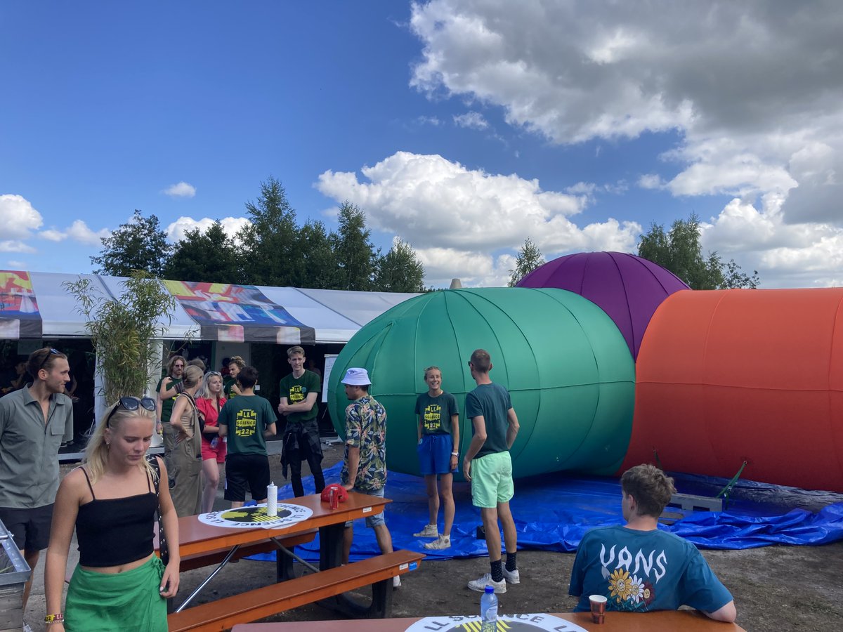 sarah_durston's tweet photo. Very proud of the #kletsbaar team for an unforgettable 3 days at Lowlands: an incredible 1400 (!) participants and even the minister for Education @RHDijkgraaf came to experience our #colourcross. Many thanks to @DienkeBos, all (ex-)NICHE-ers and MIND: you guys are the best! https://t.co/leonvEMQ7k