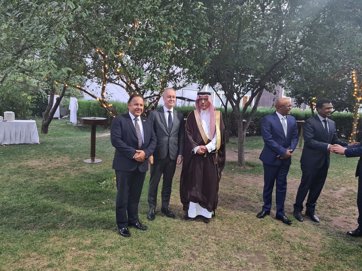 009Waleed's tweet photo. جانب من حضوري مساء اليوم لحفل الاستقبال الذي أقامه برنامج الغذاء العالمي للأمم المتحدة بحضور مدير عام البرنامج في اسيا والبسيفك السيد جون ايلايف ومدير  مكتب البرنامج في طاجيكستان السيد ادهم مسالم وتحدثنا عن اسهامات المملكة من خلال مركز الملك سلمان للإغاثة والأعمال الإنسانية. https://t.co/bC0cr9e6Su