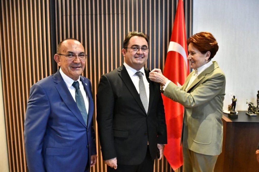 Anavatan Partisi’nde siyasete giren CHP’den belediye başkanı seçilen Memleket Partisi kurucuları arasında yer alan İbradı Belediye Başkanı Serkan Küçükkuru şimdi de İYİ Parti’ye geçti.

#AntalyaFarkında