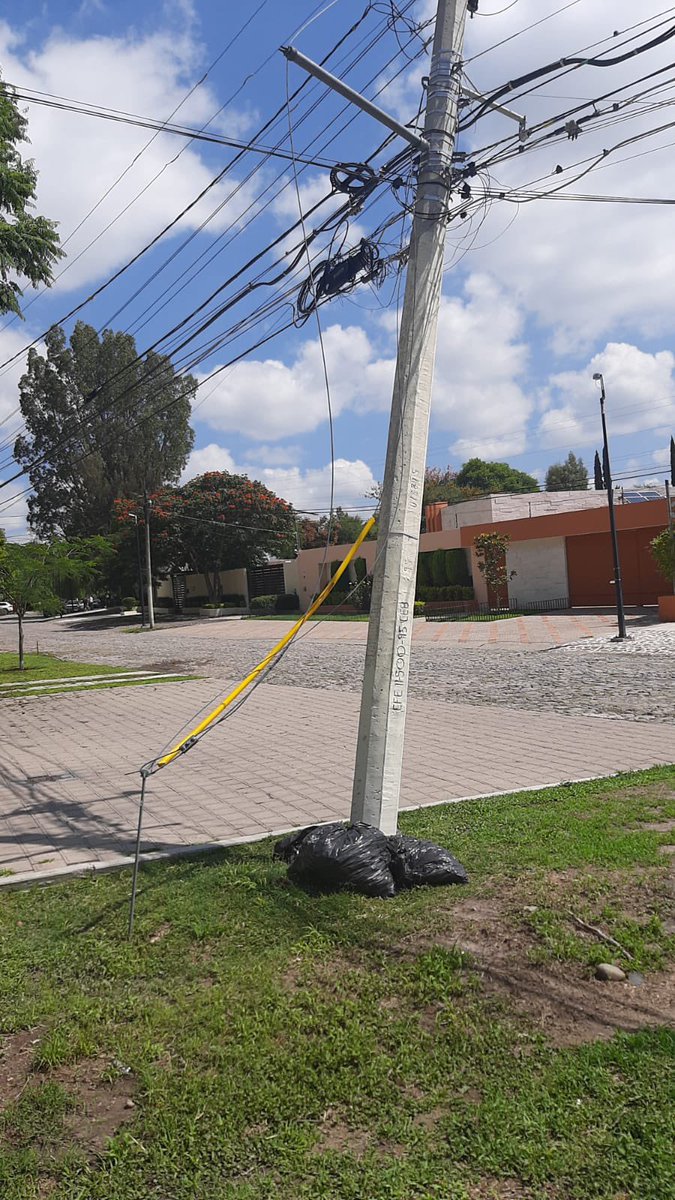 ArroyoMarybel's tweet photo. @CFE_Contigo @vivirjurica1 cables de luz sobre Olivos en Jurica a punto de caer debido a la granizada del sábado pasado, favor de atender. https://t.co/40xvaoKKbB