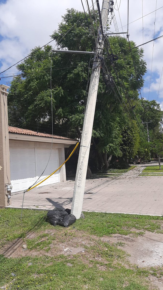 ArroyoMarybel's tweet photo. @CFE_Contigo @vivirjurica1 cables de luz sobre Olivos en Jurica a punto de caer debido a la granizada del sábado pasado, favor de atender. https://t.co/40xvaoKKbB