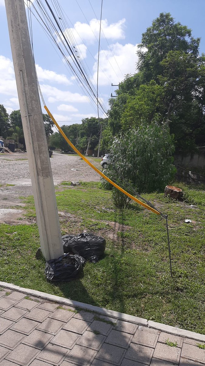 ArroyoMarybel's tweet photo. @CFE_Contigo @vivirjurica1 cables de luz sobre Olivos en Jurica a punto de caer debido a la granizada del sábado pasado, favor de atender. https://t.co/40xvaoKKbB