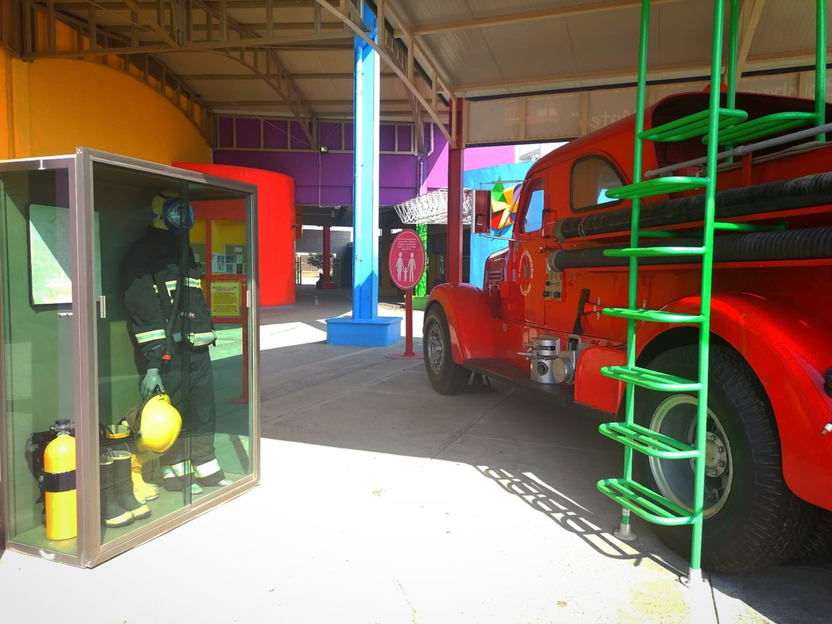 museoelrehilete's tweet photo. Hoy conmemoramos el #DíaDelBombero en México reconociendo la valentía y el compromiso de todas y todos los profesionales que nos socorren ante situaciones de peligro.
¡¡felicitamos a todos ellos y ellas desde nuestro Camión de Bomberos San Mateo!!
#AprendeJugando https://t.co/XTYoLKNV6K