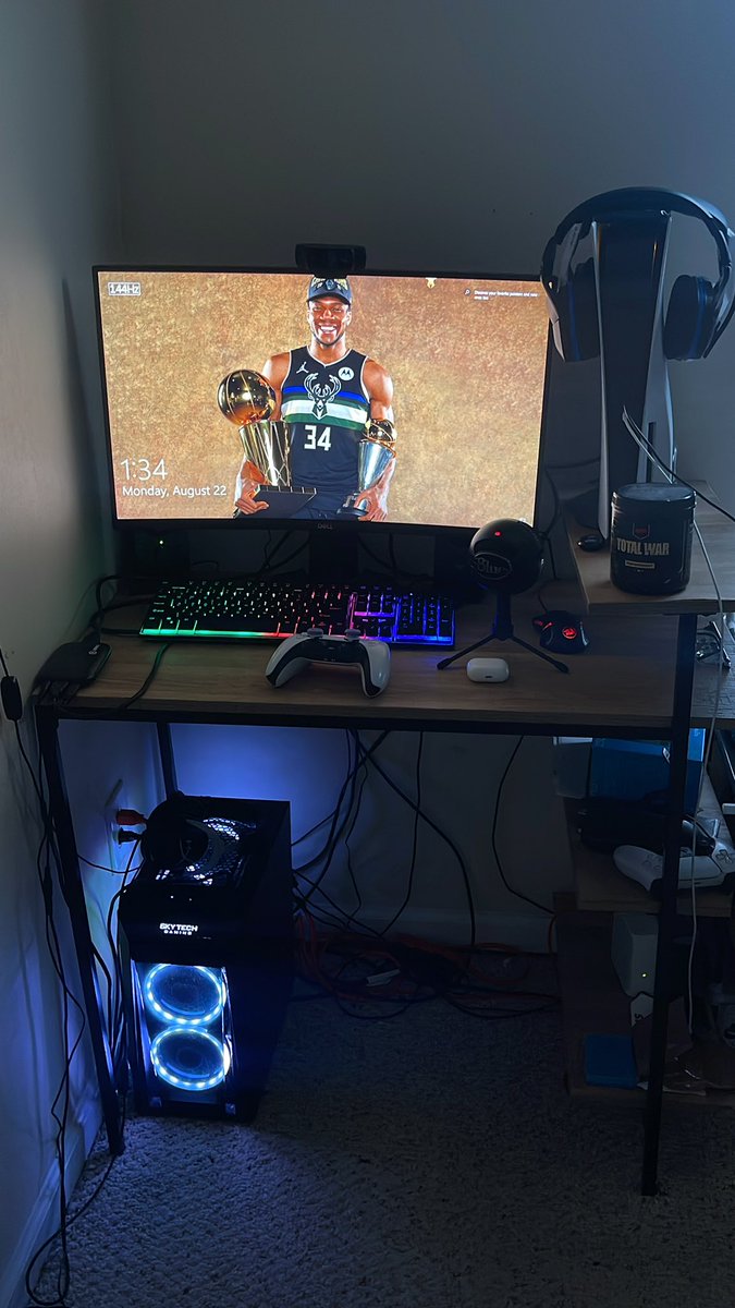 SSGJdot's tweet photo. My next goal is to get a bigger desk and another monitor 😅 (don’t judge my cable management) https://t.co/MXtZxzgzC2
