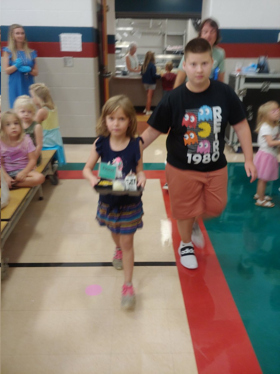 ZumMidRivers's tweet photo. 5th Grade Leaders giving up their recess to help our Kindergarten friends...This is what it's all about! #MREstrong https://t.co/8s6zeNyLb4