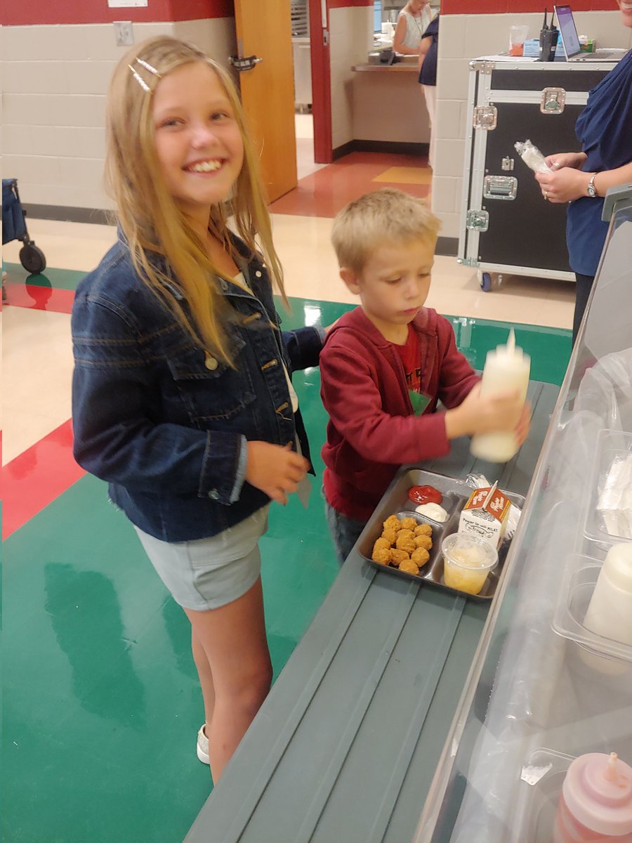 ZumMidRivers's tweet photo. 5th Grade Leaders giving up their recess to help our Kindergarten friends...This is what it's all about! #MREstrong https://t.co/8s6zeNyLb4