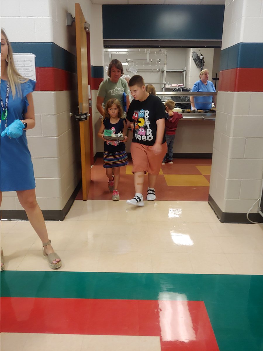 ZumMidRivers's tweet photo. 5th Grade Leaders giving up their recess to help our Kindergarten friends...This is what it's all about! #MREstrong https://t.co/8s6zeNyLb4