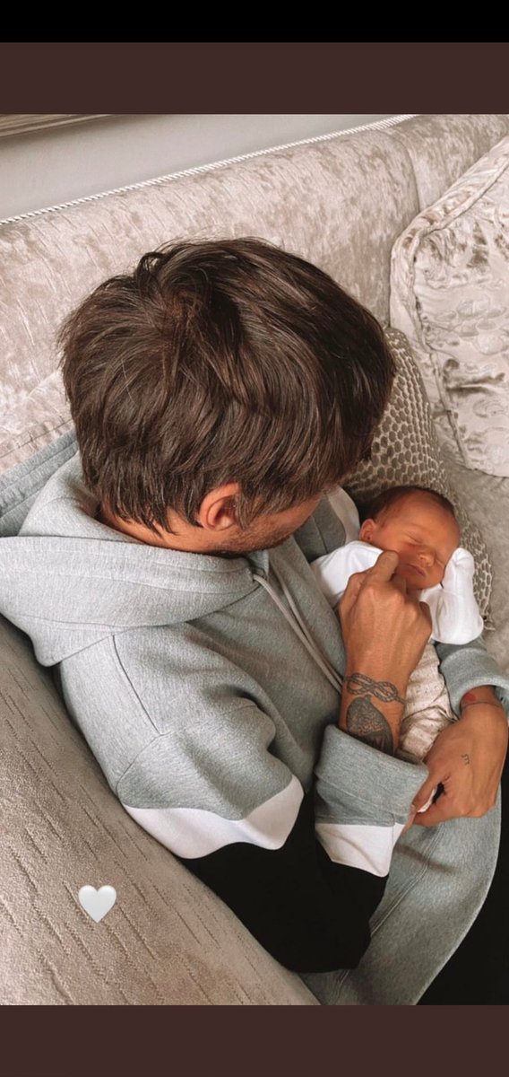 francesca__005's tweet photo. Of course all the pictures with the kids that are uncle and Auntie too and The twins Aunties too are amazing and one of my Favorite and cutest things ever, but this one is my absolutly favorite. HOW CUTE IS THIS ONE! Uncle Louis and his first nephew Lucky! I mean😍 #UncleLouis https://t.co/hoAd3Mikiw
