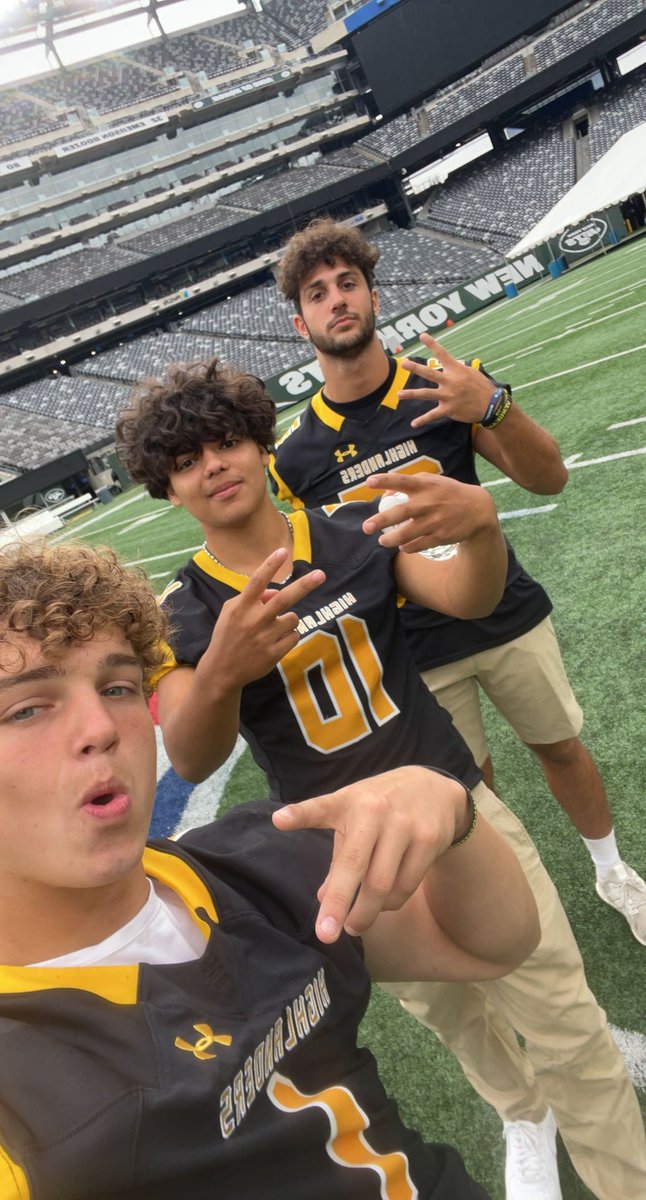 PetronaciSamuel's tweet photo. Great morning @ The Super Football Conference at MetLife Stadium for its annual Sportsmanship & Media Day. Met with journalists, participated in a sportsmanship seminar, & even got to go on the field!! #SFC #SuperFootballConference #NYJets #MetLifeStadium #hsfootball #njfootball https://t.co/WFBRUY1ZIO
